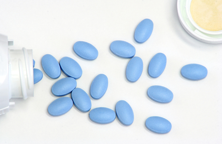 Comprimidos azuis para disfunção erétil espalhados | Genéricos para tratar disfunção erétil