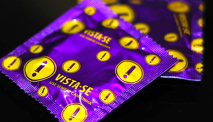 Dois preservativos masculinos | Como se pega o vírus HIV?