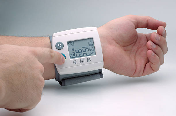 Homem mede a pressão com aparelho digital que está no seu pulso | Como medir a pressão?