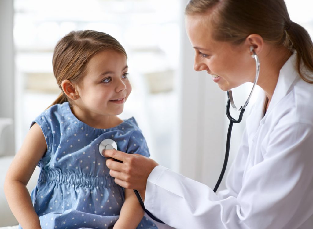 Médica escuta coração de uma criança, uma menina, com aparelho estetoscópio | Pressão alta em crianças