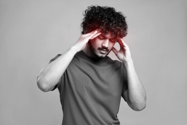Dor de cabeça ou enxaqueca: como diferenciar e cuidar da sua saúde
